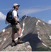 Wanderer auf dem Berggipfel